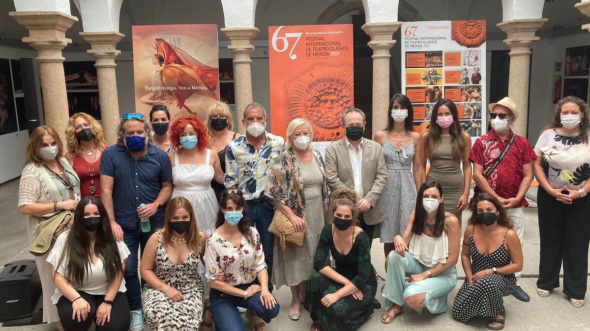 Foto de familia de la presentación de &#039;Las Suplicantes&#039;, obra que cerrará la 67 edición del Festival Internacional de Teatro Clásico.