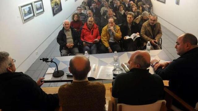 El número 16 de la revista Cedofeita se presentó ayer en la sala Sargadelos. // Rafa Vázquez