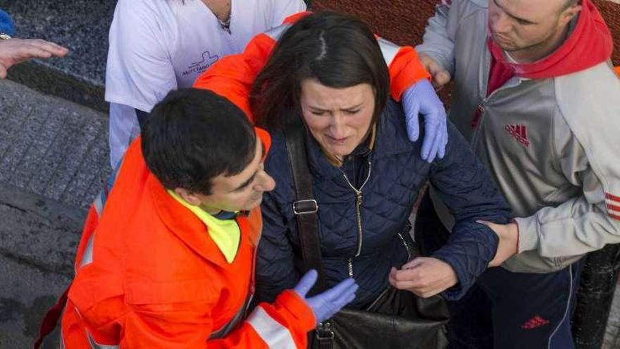 La madre del niño fallecido, atendida tras llegar a casa. marcial guillén