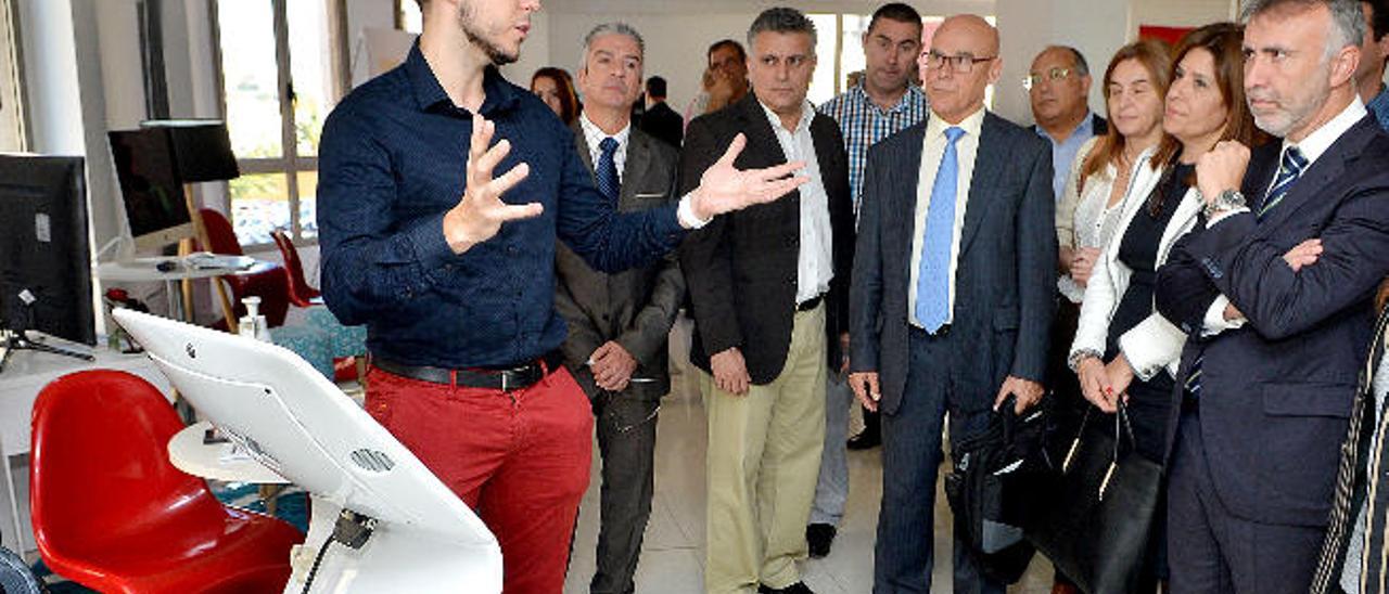 Maximilian Santos, de Wellness Emotion, explica a autoridades y empresarios los productos de su empresa, ayer, en la sede del Club de Empresarios.