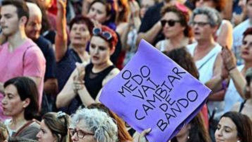 Participantes en una protesta contra las &#039;manadas&#039;.