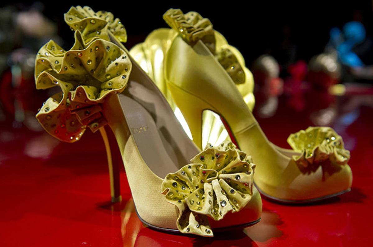 El Museu del Disseny de Londres exhibeix una exposició retrospectiva del treball de Christian Louboutin, un dissenyador francès que va transformar l’estil de les sabates els últims 20 anys.