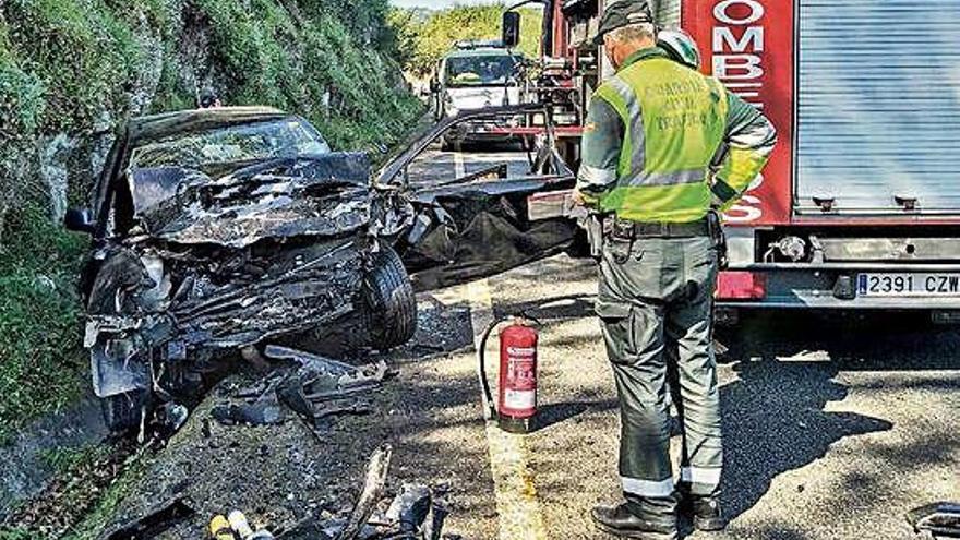 Estado en el que quedó uno de los vehículos en la colisión en Pereiro de Aguiar.