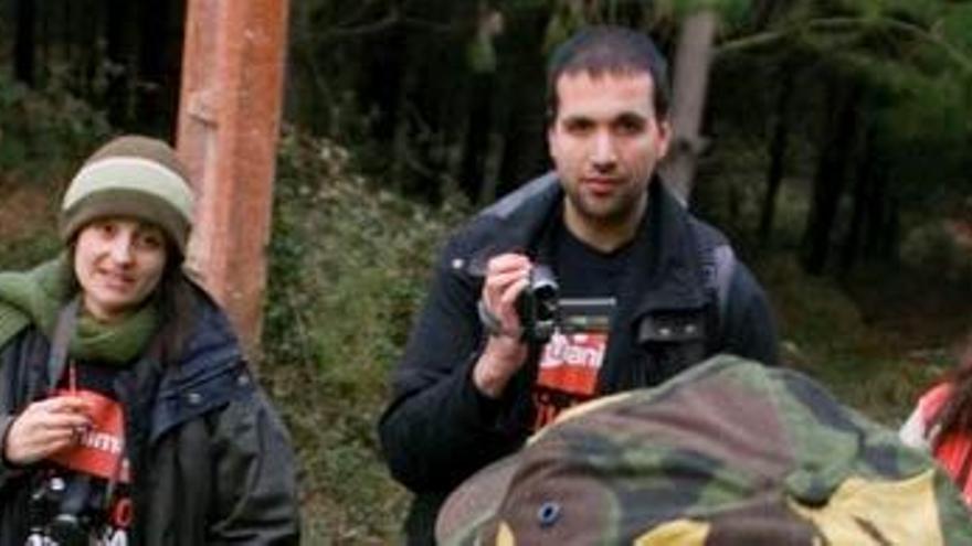 Un cazador conversa con algunos de los activistas de asociaciones ecologistas y de defensa de los animales que han asistido al VII Campeonato de España de Caza del Zorro, celebrado hoy en Portomarín (Lugo), para tratar de impedir el desarrollo de este torneo.