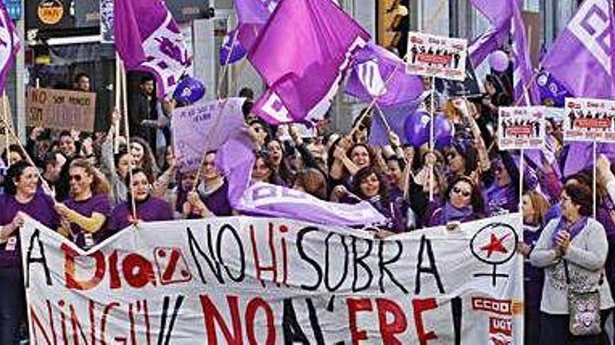 La manifestació, que va començar a dos quarts de dotze a l&#039;alçada del supermercat Dia de la carretera Barcelona, va recórrer el centre de Girona i va omplir el carrer Nou i la plaça del Vi per denunciar la precarietat laboral i la violència de gènere.
