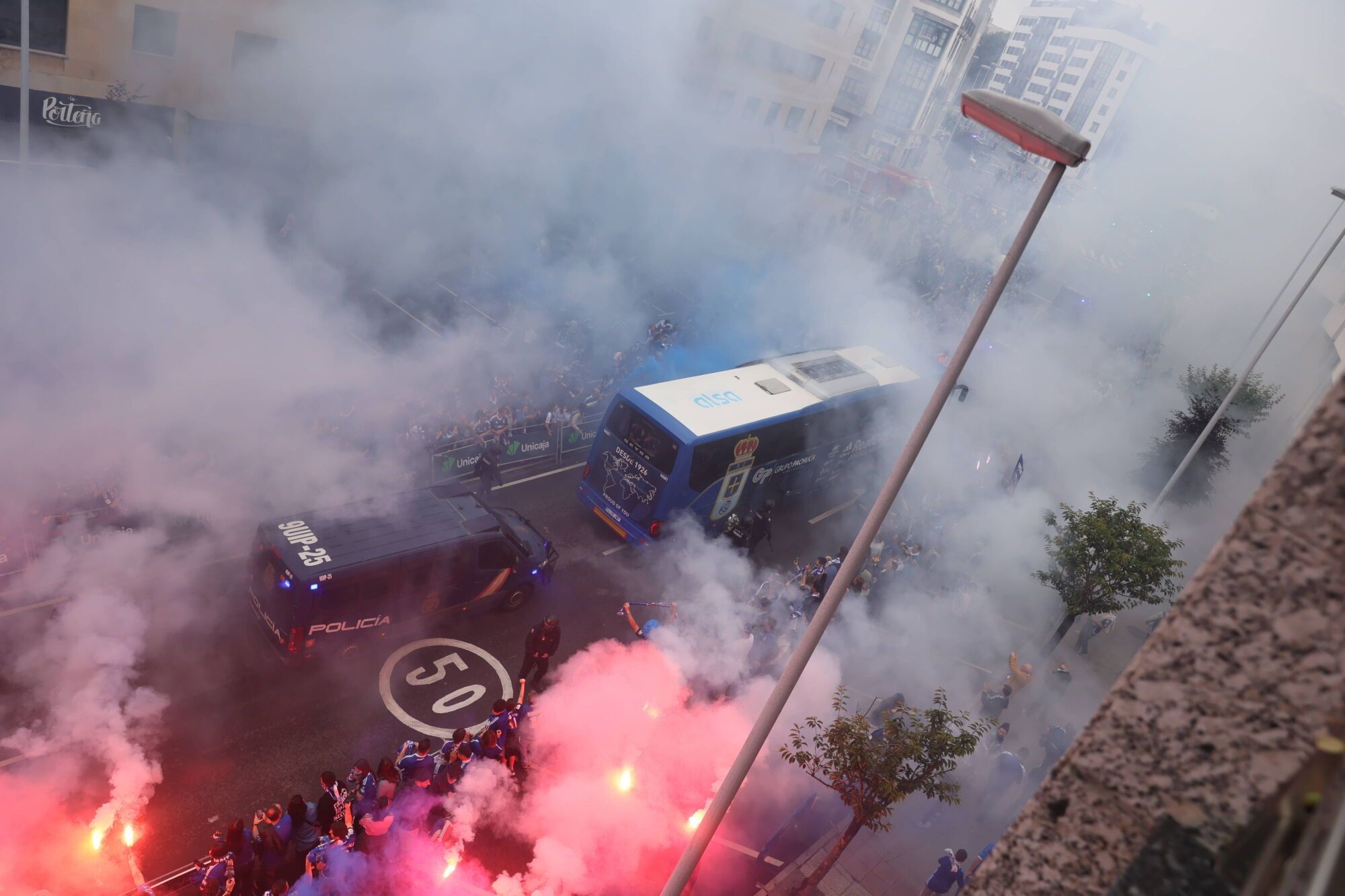 Así fue el recibimiento de la afición al Real Oviedo y toda la previa del último partido de la temporada