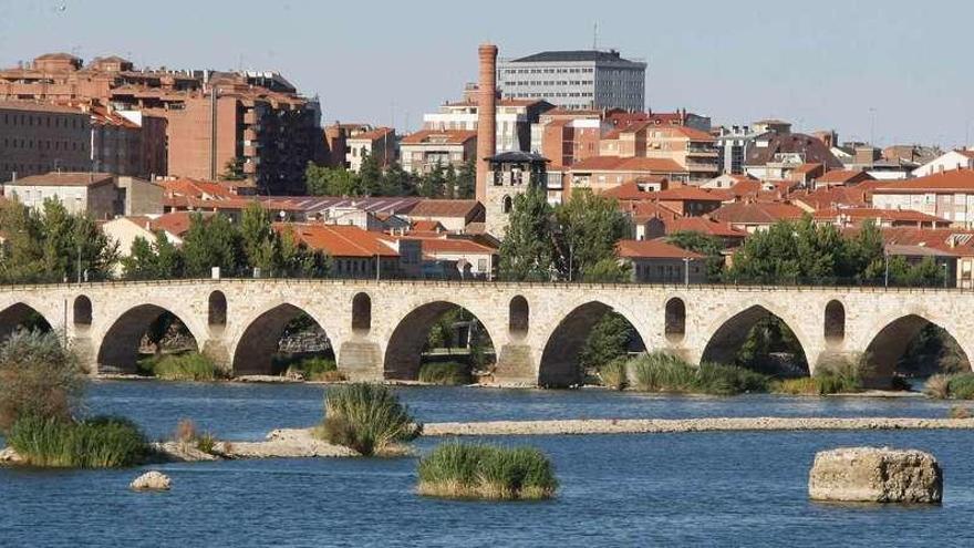 Panorámica del Puente de Piedra desde el Puente de los Poetas, con el caudal del Duero bajo mínimos.