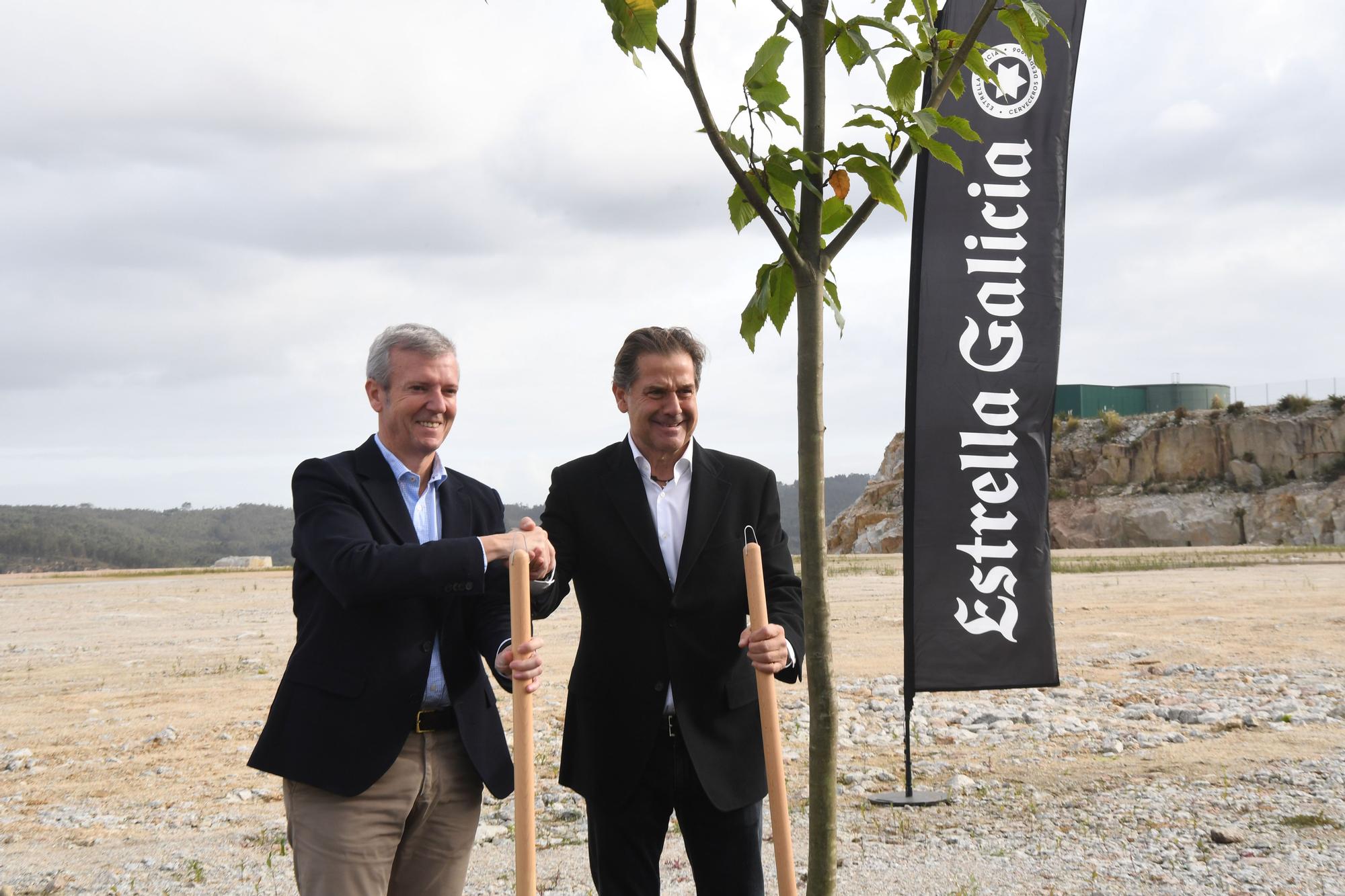 Primera piedra de la nueva fábrica de Estrella Galicia en Morás (Arteixo)