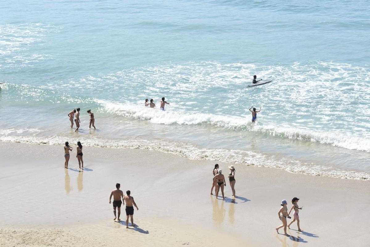 Playas llenas en A Coruña este lunes, 6 de abril, con termómetros que alcanzan los 29 grados.