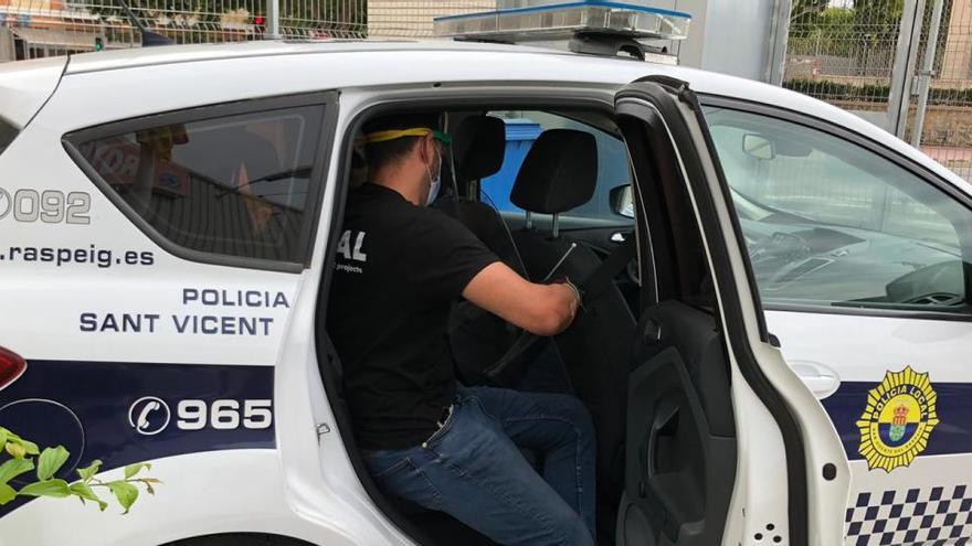 San Vicente pone mamparas en los coches de policía y blinda instalaciones ante el coronavirus