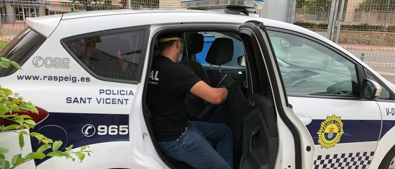 San Vicente pone mamparas en los coches de policía y blinda instalaciones ante el coronavirus