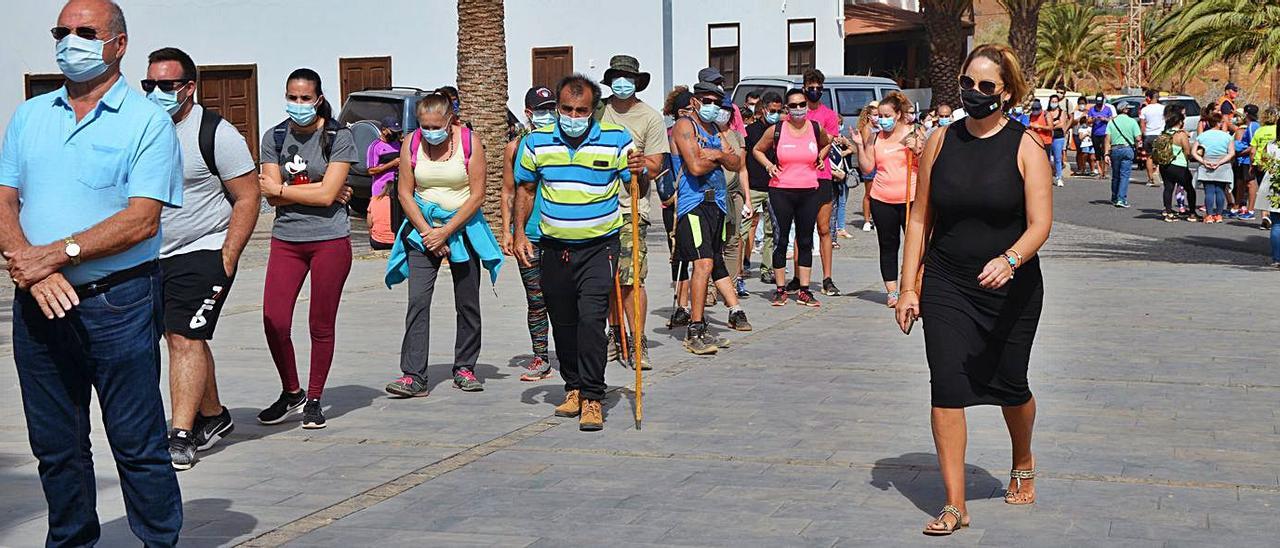 Cola de feligreses y devotos esperando para acceder al interior del templo.