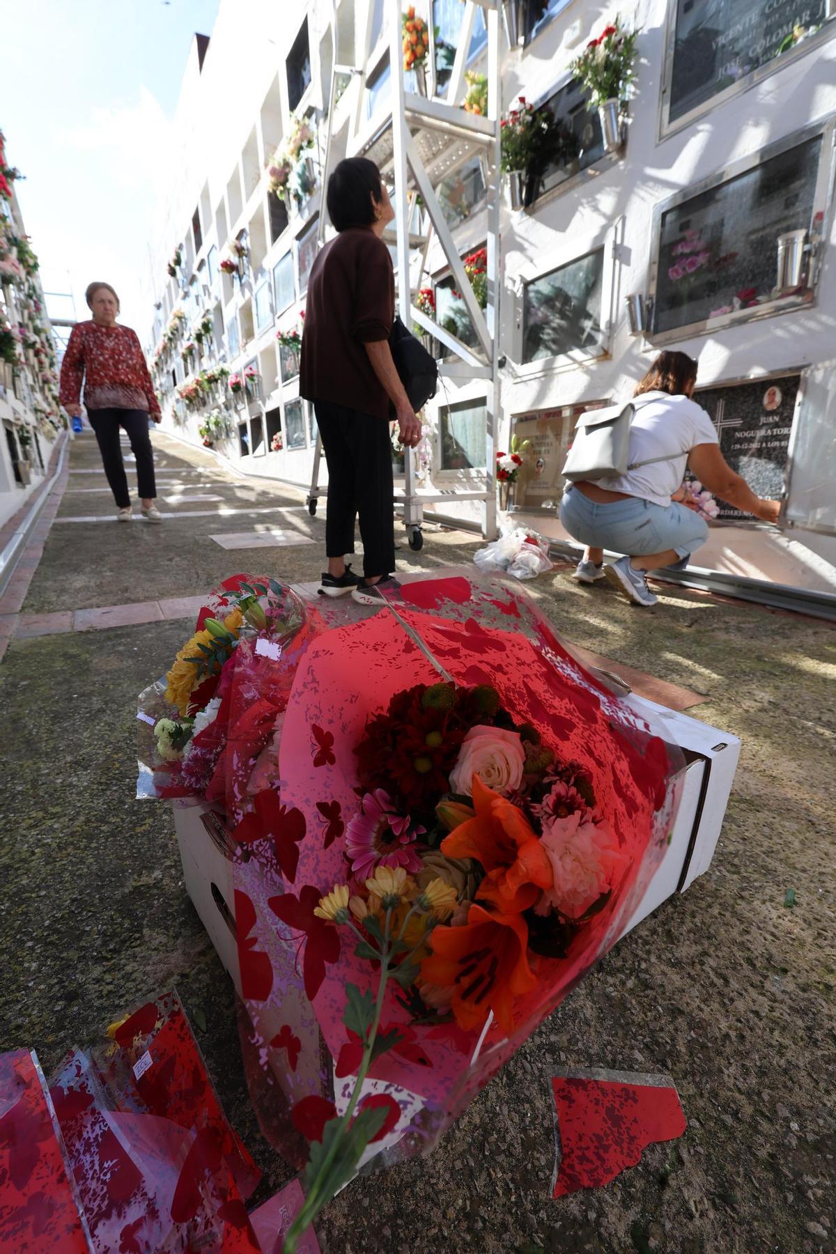 Todas las fotos del día de Tots Sants en los cementerios de Ibiza