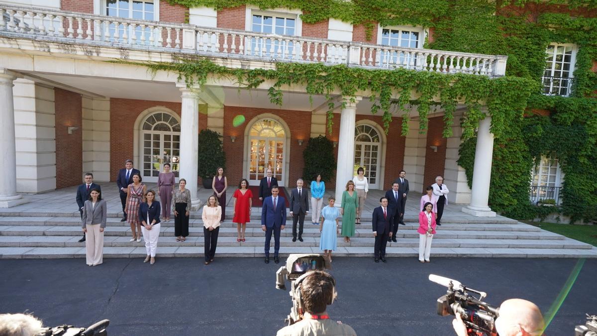 Nueva foto de familia del Consejo de Ministros en las escalinatas de la Moncloa, este 13 de julio de 2021.