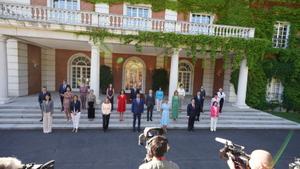 Nueva foto de familia del Consejo de Ministros en las escalinatas de la Moncloa, este 13 de julio. 