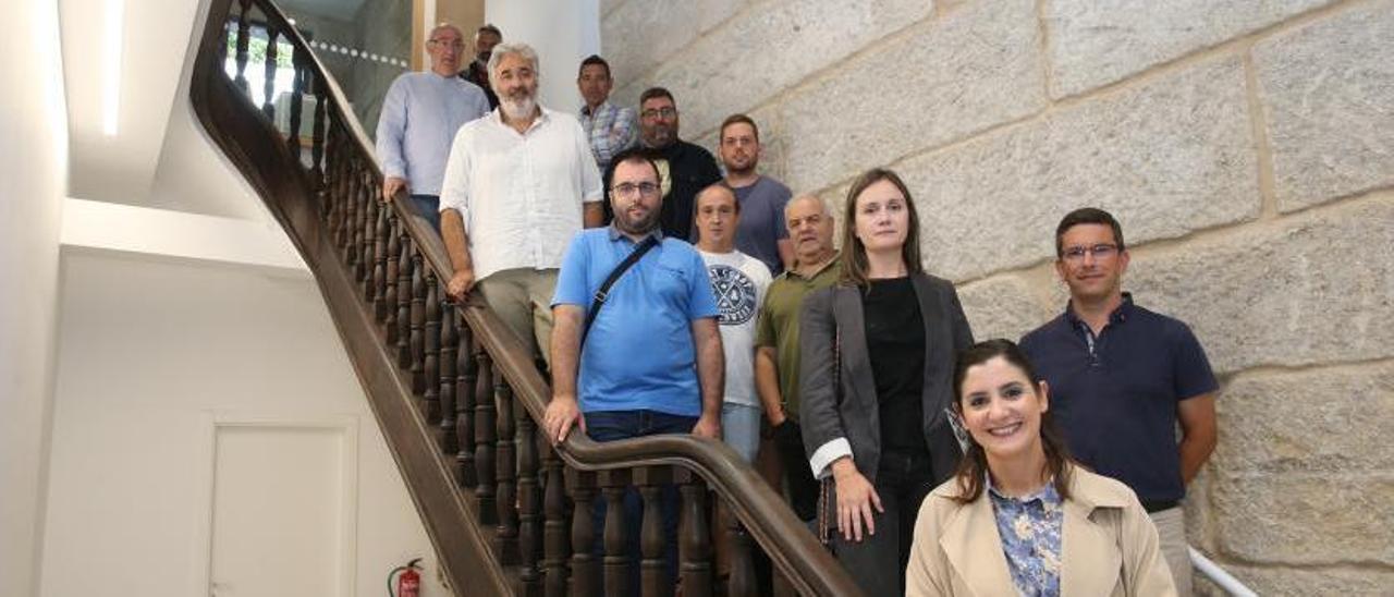 Técnicos municipales, de la constructora y representantes del gobierno local en la histórica escalera de madera, que se conservó. | S.A.