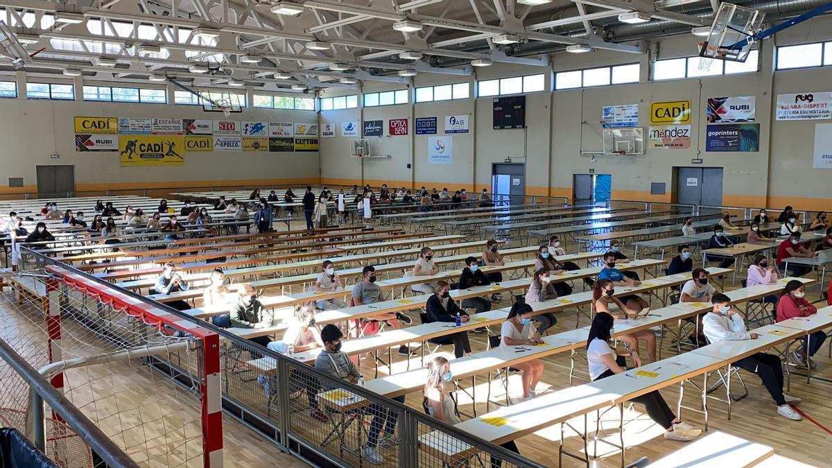 Pla general de desenes d'estudiants preparats per fer el primer examen de les PAU al pavelló poliesportiu que s'ha habilitat a la Seu d'Urgell per dur a terme la selectivitat. Imatge del 8 de juny de 2021. (Horitzontal).