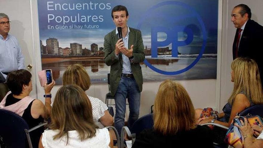 Pablo Casado, ayer, en la sede municipal del PP de Gijón.
