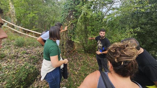 La visita explicativa realizada al entorno del poblado castreño por representantes del Concello y de los comuneros. | FDV