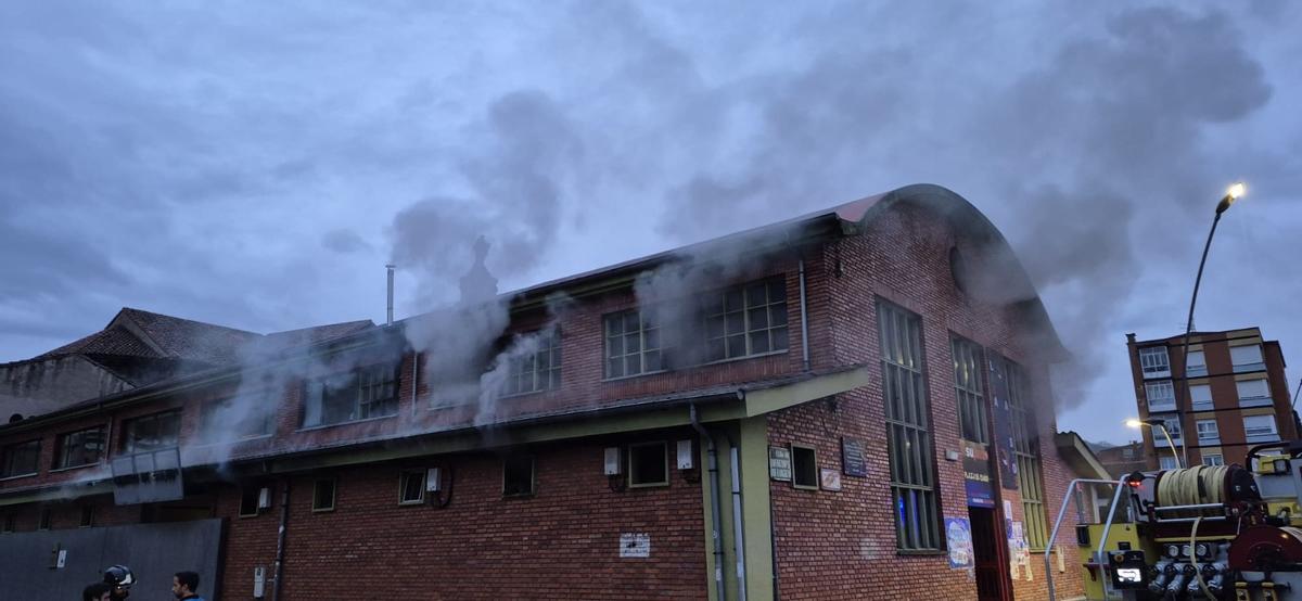Incendio en la plaza de abastos de Ciaño, en Langreo