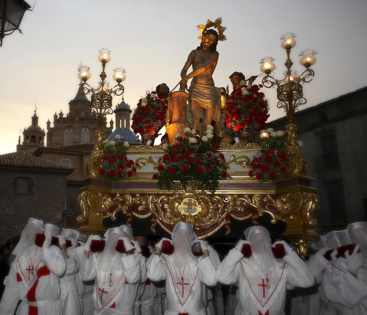 Procesión del Cristo atado a la columna, en la tarde del Jueves Santo, en Teruel.