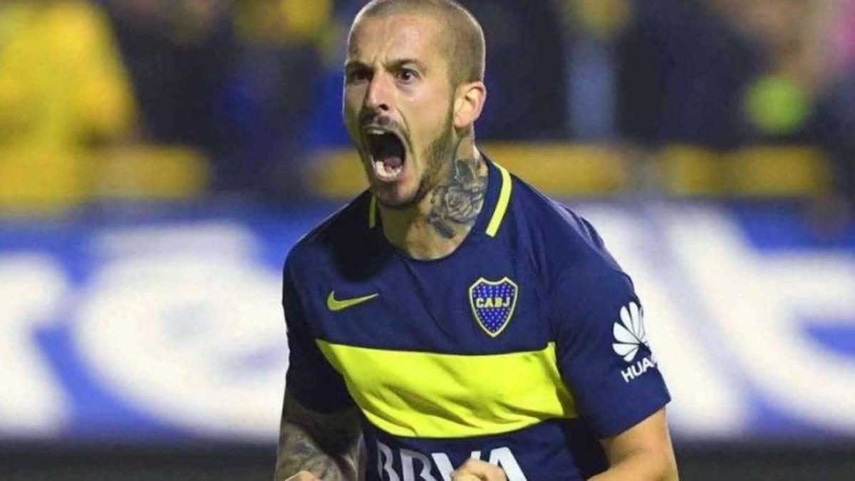 Darío Benedetto anotó dos goles y fue la figura del partido