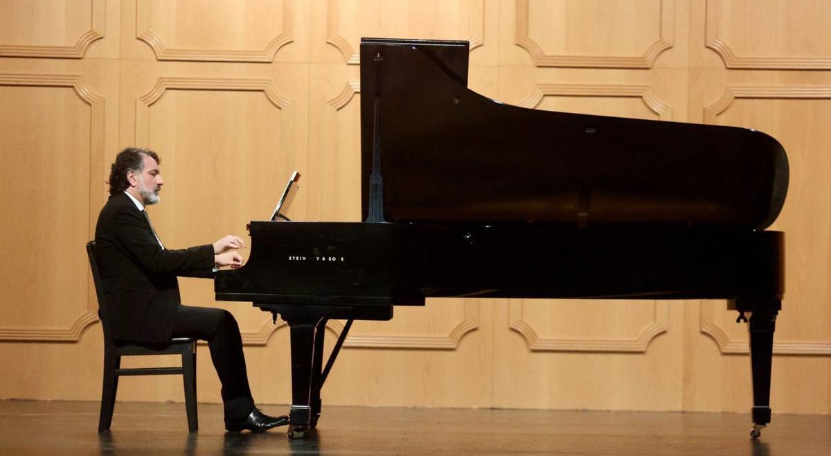 Domenico Codispoti, durante un concierto en el teatro Filarmónica.  | IRMA COLLÍN