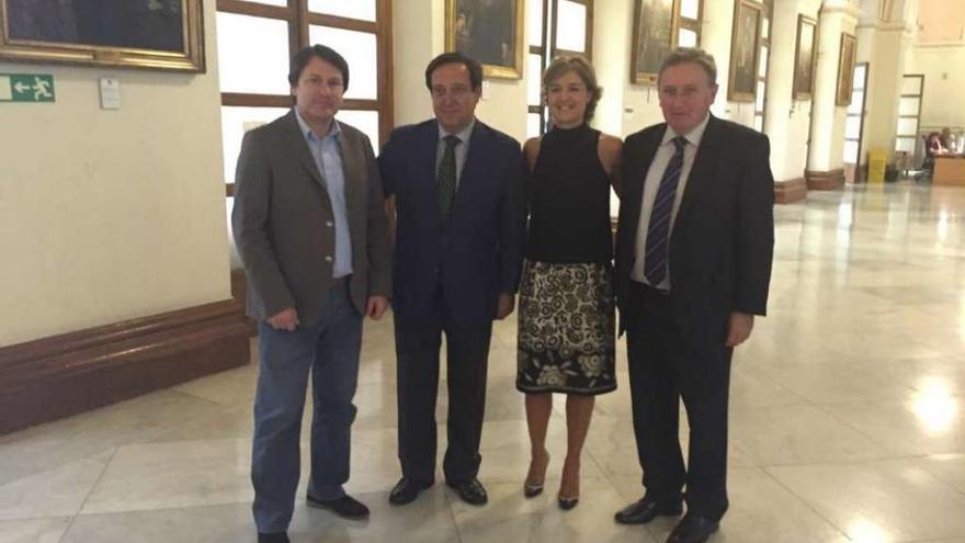 Francisco Bello, Pedro Barato, Isabel G. Tejerina, y Ramón Artime, ayer, tras la firma en Madrid.