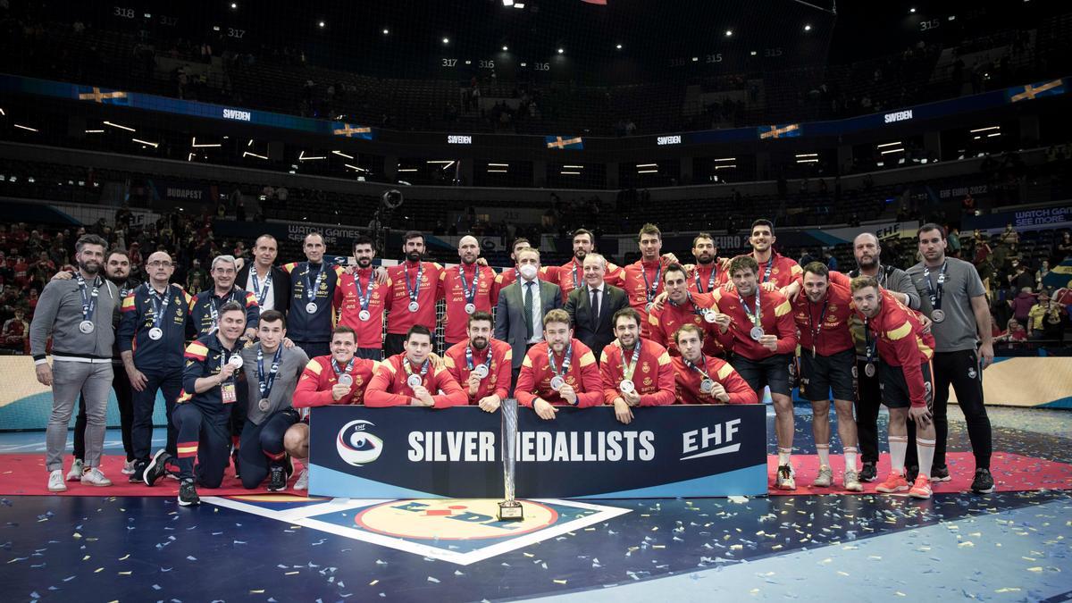 La selección posa al final del partido contra Suecia con el trofeo de subcampeón y sus medallas.