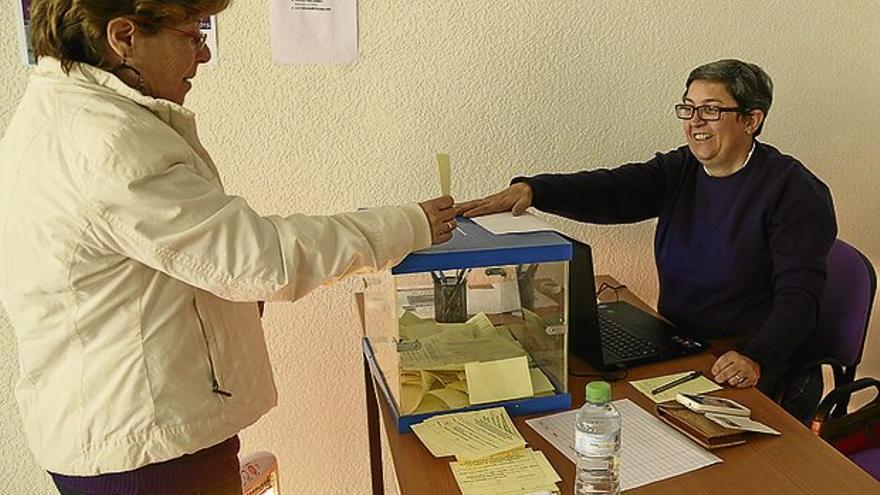 200 personas votan en la consulta sobre El Campillo, que termina hoy