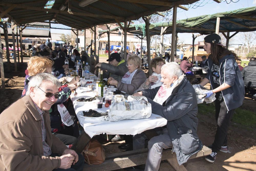 Famílies vingudes d''arreu de la Catalunya central i també de fora comparteixen àpat a Manresa amb productes de la terra