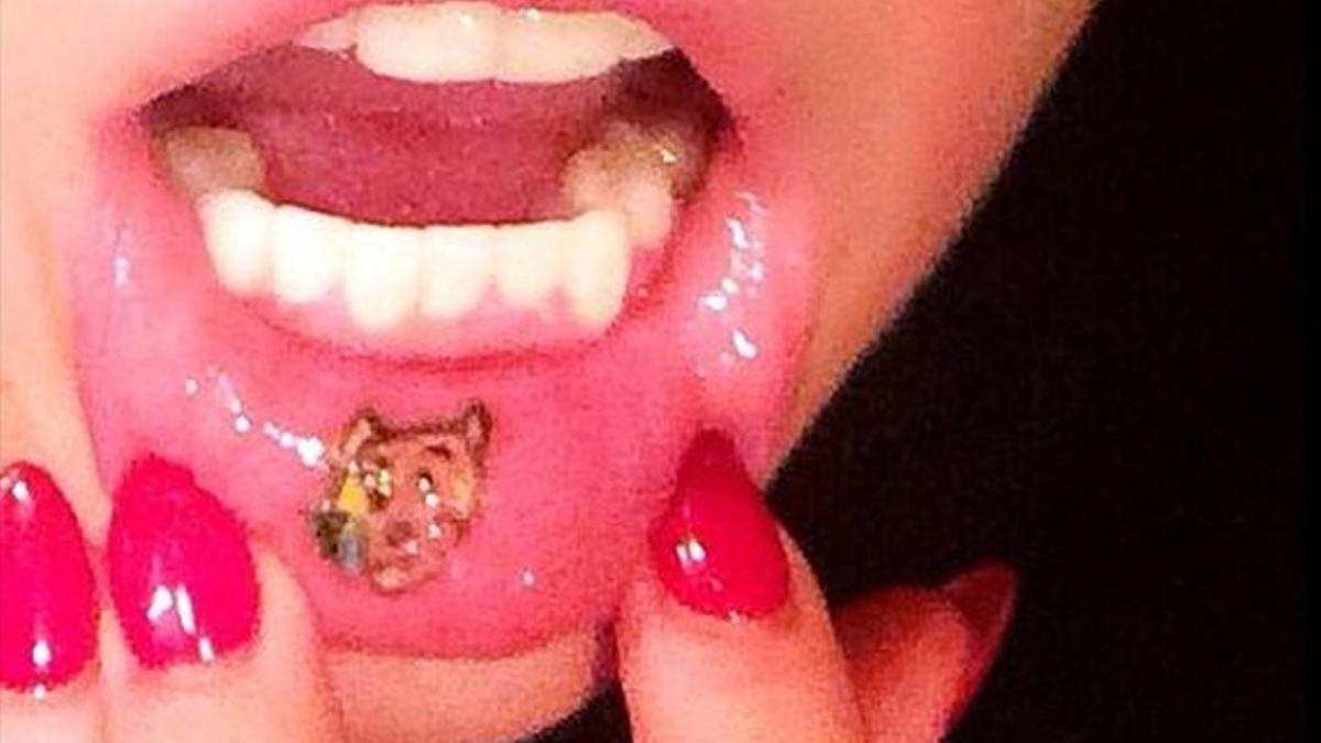 Miley Cyrus se tatúa un gato llorón en el labio inferor
