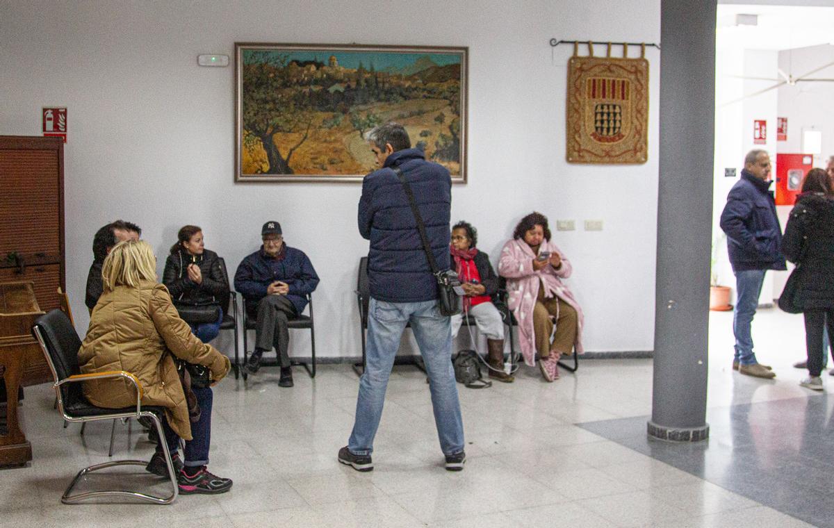 Decenas de vecinos desalojados por el incendio de Aigües