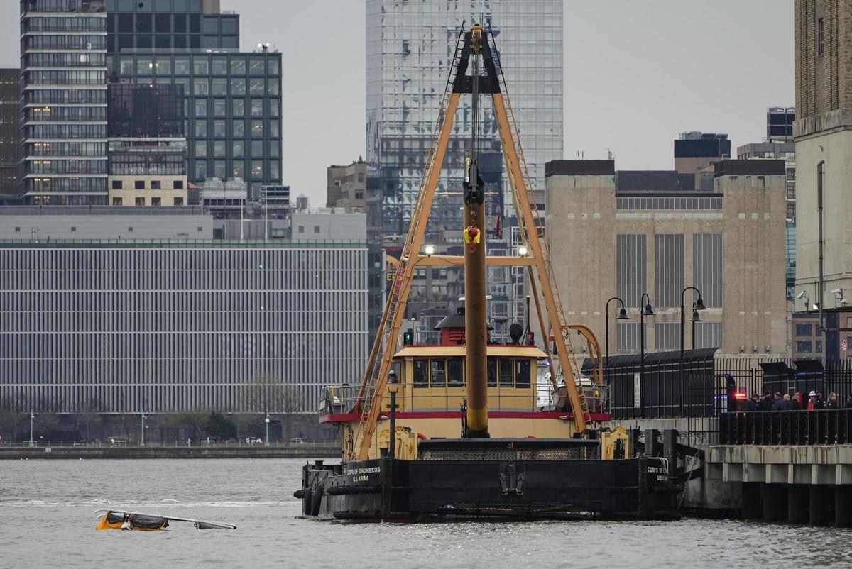 Cinco turistas catalanes y el piloto mueren al caer un helicóptero en el río Hudson de Nueva York