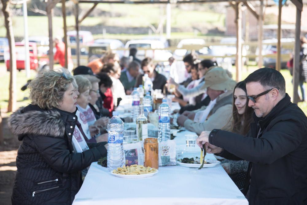 Famílies vingudes d''arreu de la Catalunya central i també de fora comparteixen àpat amb Manresa amb productes de la terra