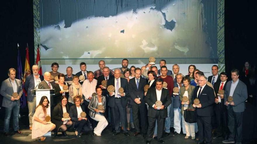 Fotografía de familia de los laureados con los Premios Cincho 2016, entregados ayer en Palencia.