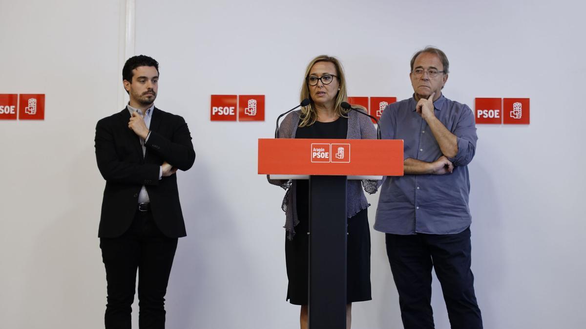 Mayte Pérez, secretaria general del PSOE de Teruel, secundada por Darío Villagrasa y Carlos Pérez Anadón, este lunes.