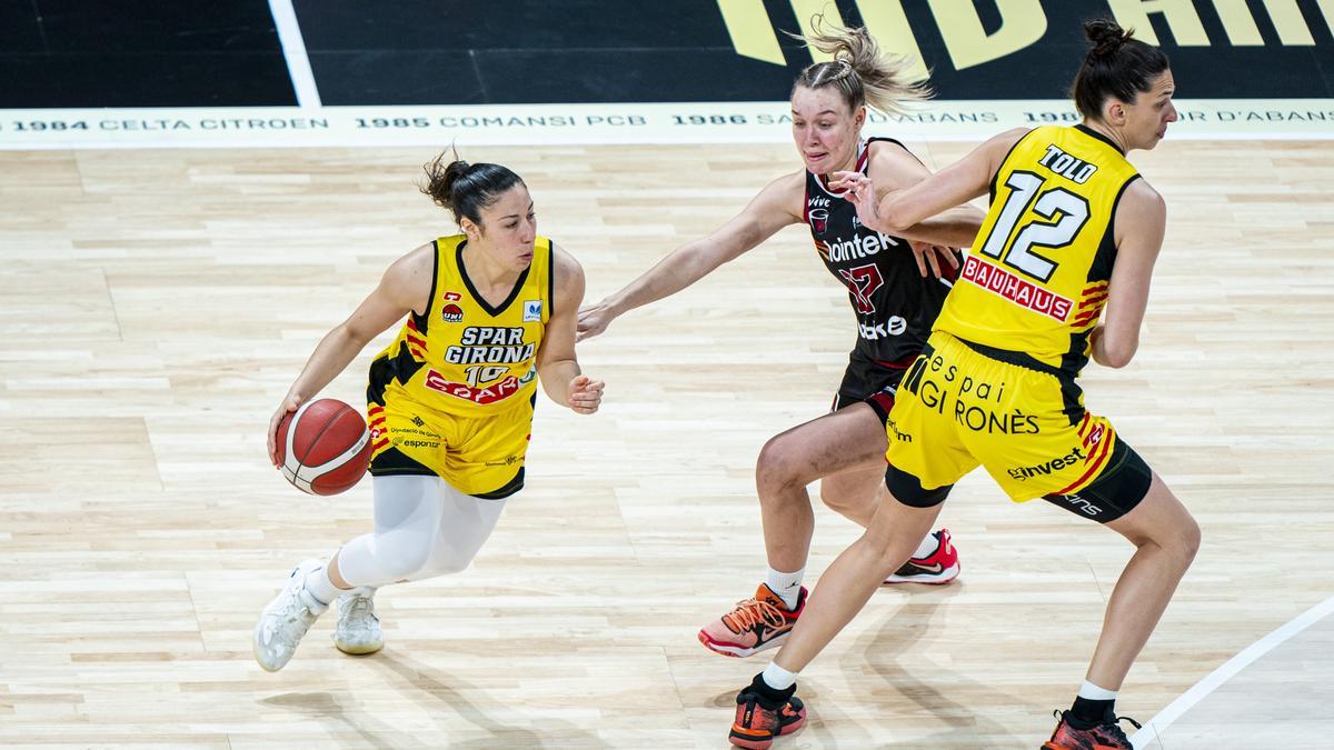 Laia Flores, amb la pilota a les mans, en una acció del partit.