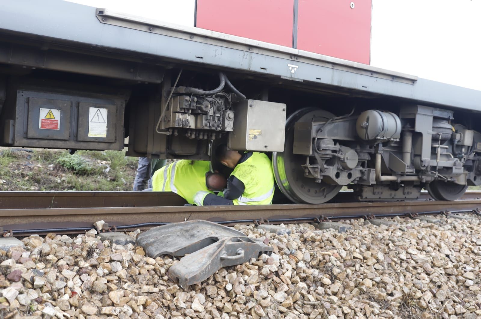 Sin línea de metro y la A-7 cortada tras el choque de un camión con un muro en l'Alcúdia