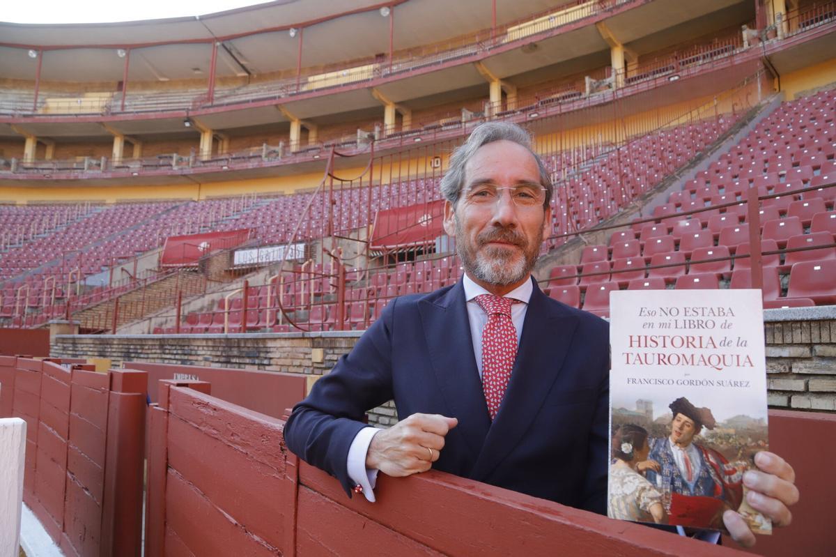 El abogado Francisco Gordón con su libro sobre curiosidades de la tauromaquia.
