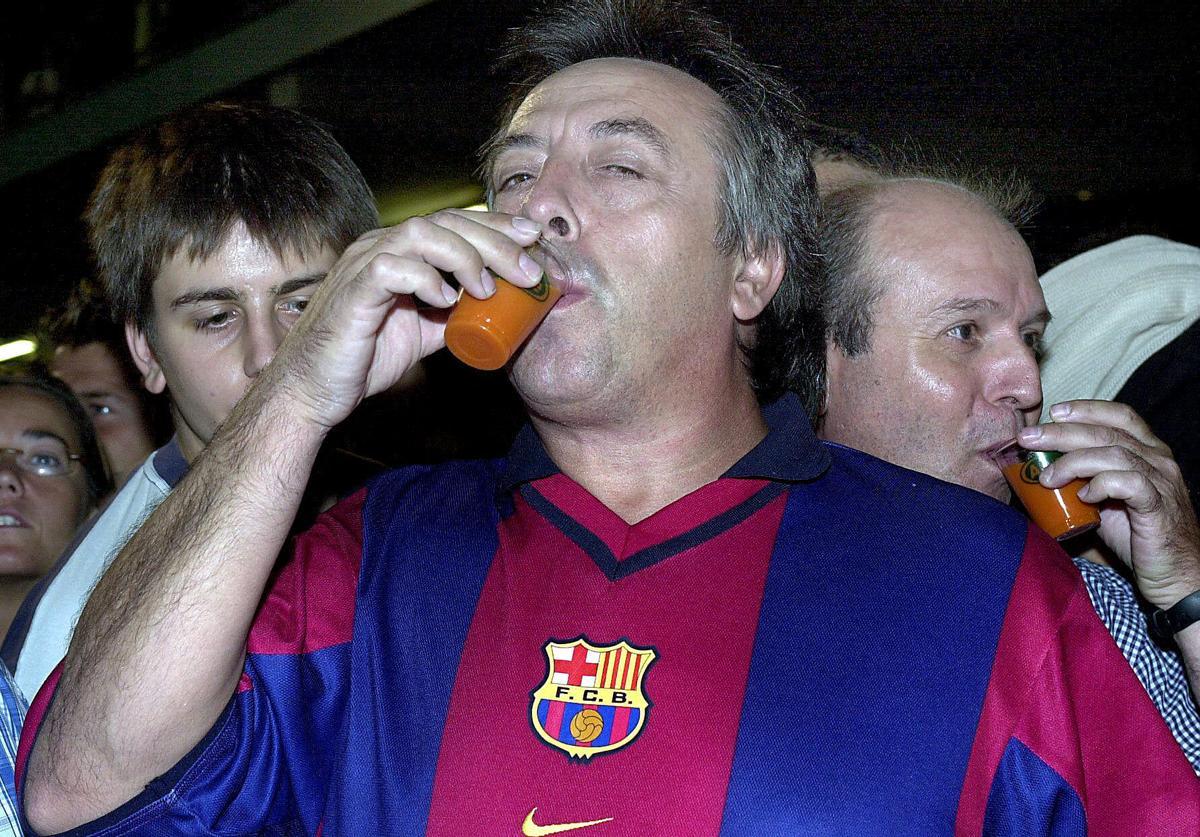 Aficionados del Barça, degustando gazpacho aquel día de septiembre de 2003 antes del Barça-Sevilla