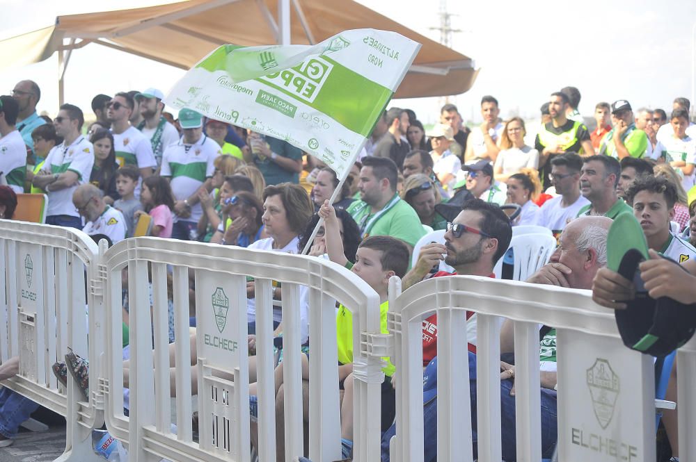 Unos mil aficionados ven el triunfo del Elche en pantalla gigante junto al estadio Martínez Valero