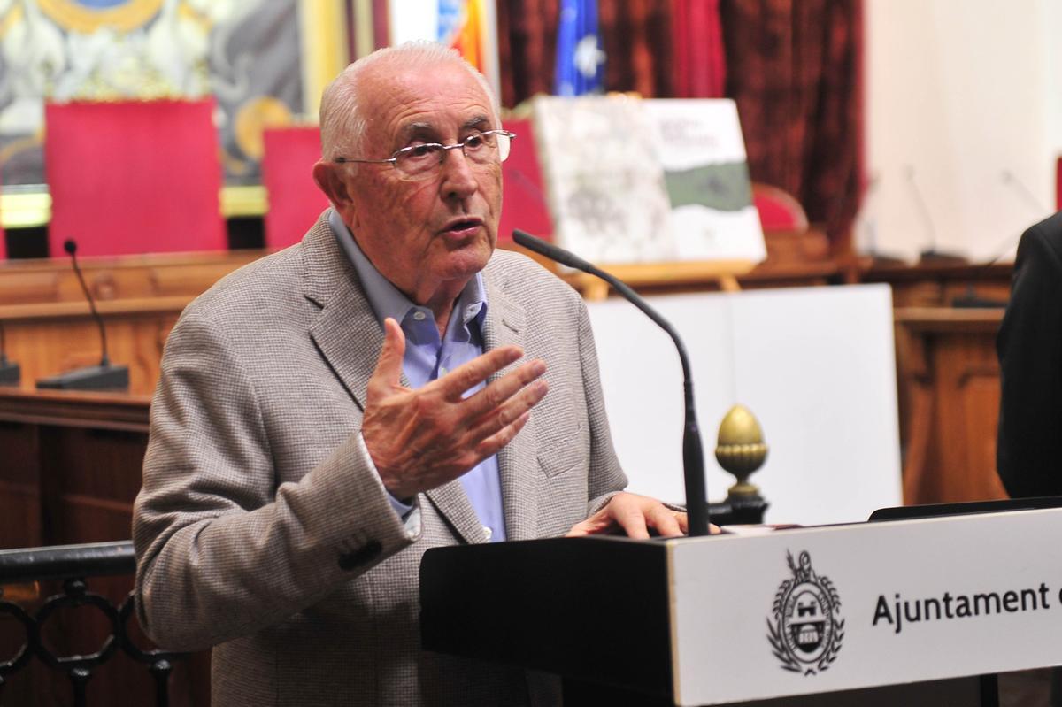 Gambín presenta su libro del Centenario del Elche rodeado de leyendas y expresidentes Gambín presenta su libro del Centenario del Elche rodeado de leyendas y expresidentes