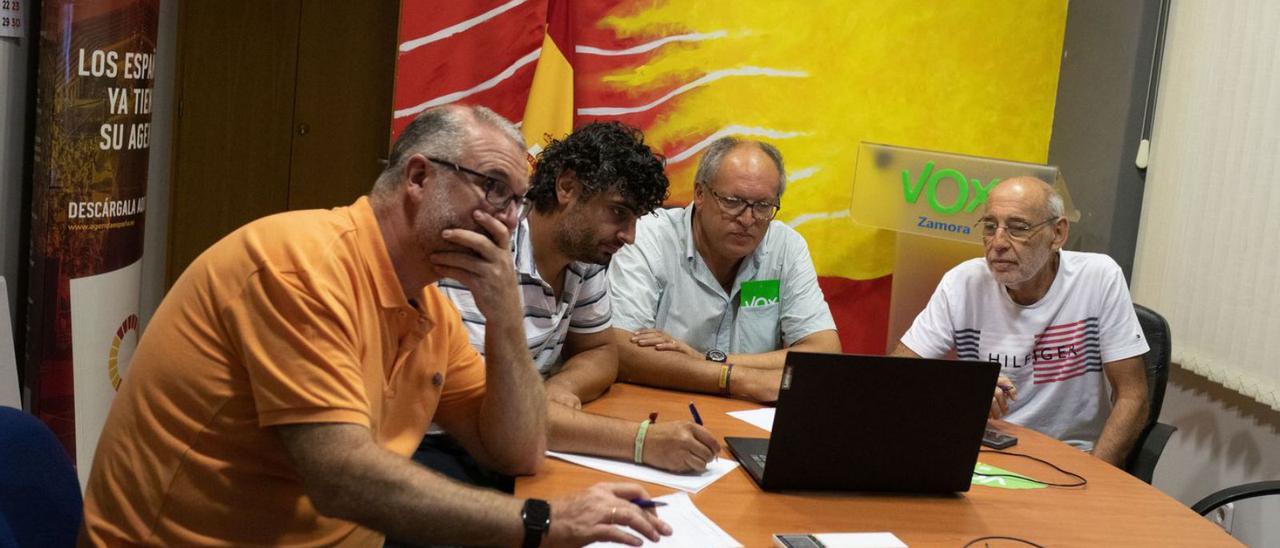Pedro Requejo Novoa, segundo por la derecha, atento a los últimos datos. | Ana Burrieza