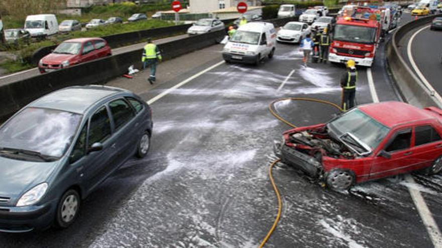 Rescatada de su coche en llamas en la A-55 a su paso por Mos