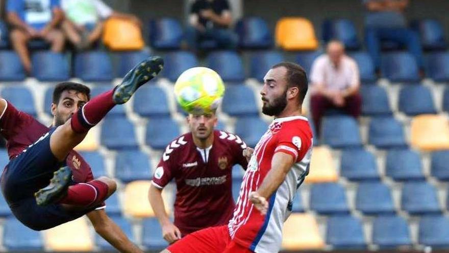 Romay intentando un remate de chilena en el partido contra el Sporting de Gijón B. // Gustavo Santos