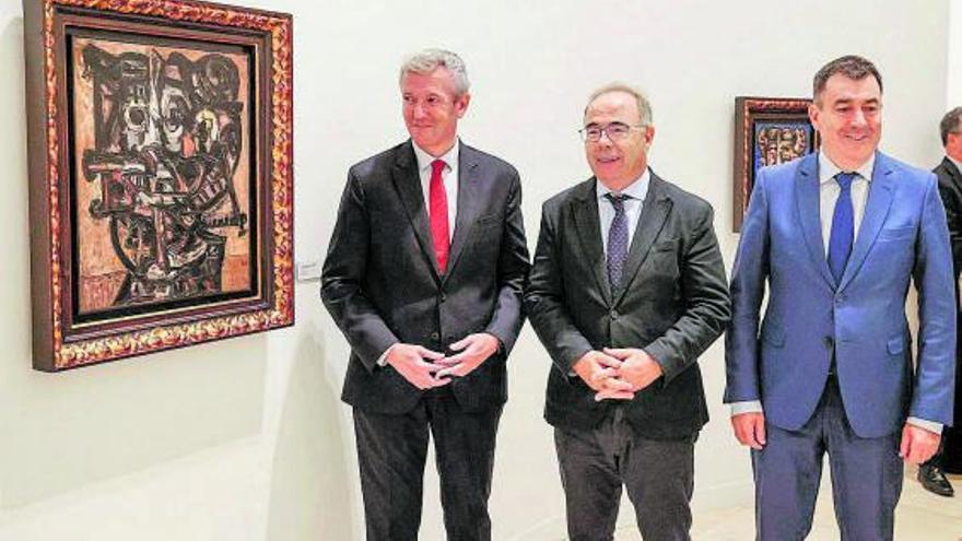 Alfonso Rueda, Xosé Sánchez Bugallo y Román Rodríguez, junto a un cuadro de Laxeiro.   | // LAVANDEIRA JR.