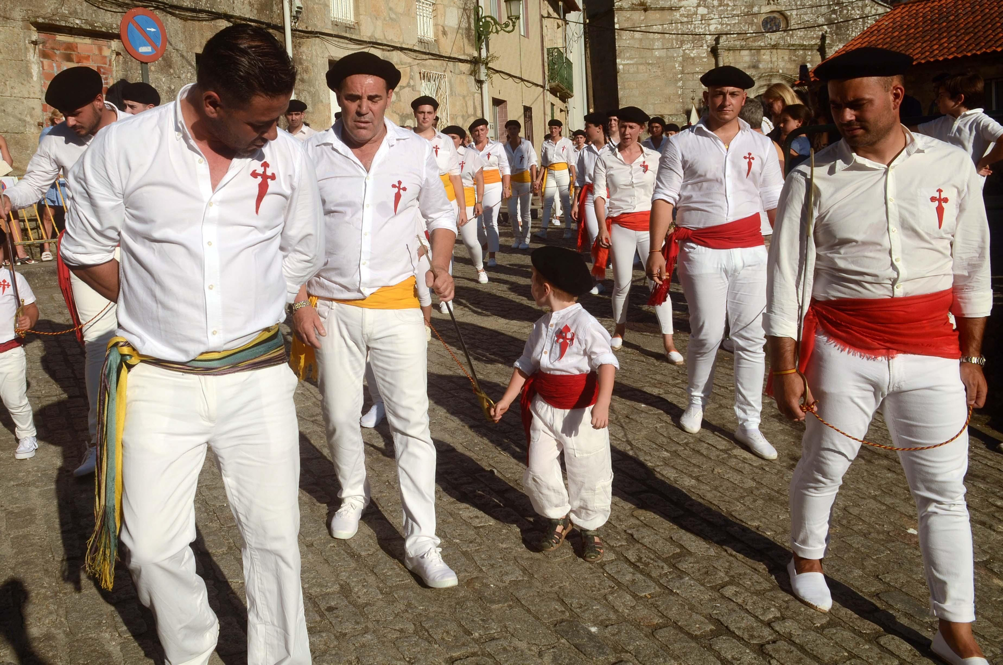 La "Danza de las Espadas" recupera en Carril todo su esplendor