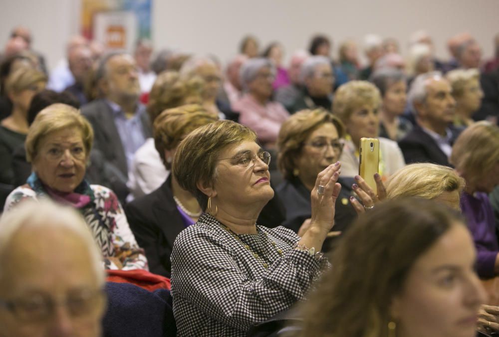 Decenas de profesores y alumnos del CEU, germen de la Universidad de Alicante, se reencuentran en un emotivo acto organizado en el campus.