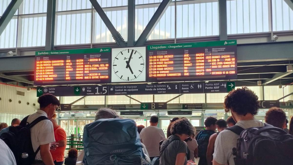 Pasajeros agolpados en Santiago ante las pantallas que anuncian la alternativa en bus